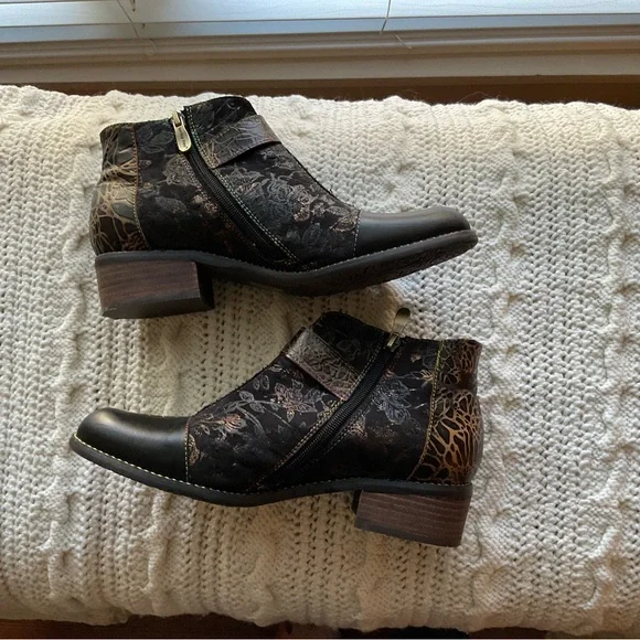 L'ATISTE Black Ankle Boots with Gold Buckle and Textured Leather - Picture 2 of 6